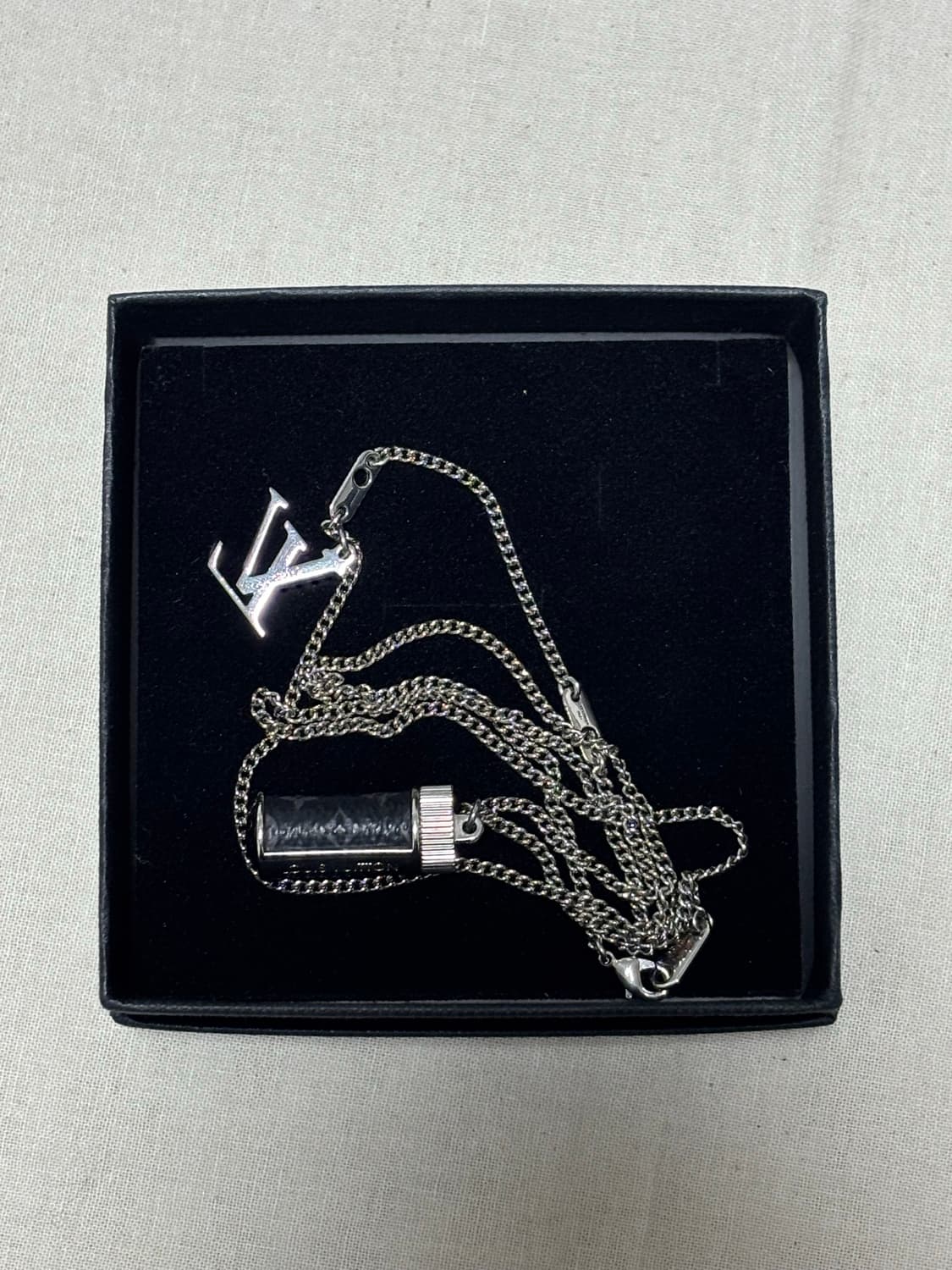 루이비통 모노그램 이클립스 참스 목걸이  상품이미지1