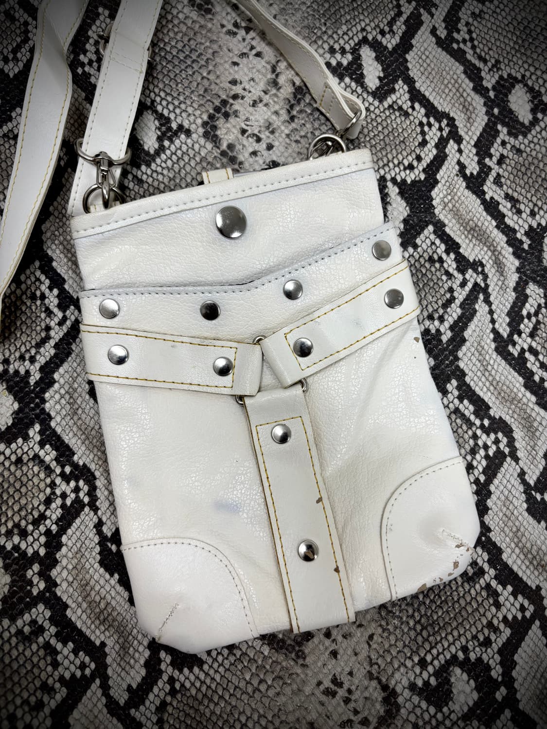 “OLCI” Buckle Detail White Bag  상품이미지2