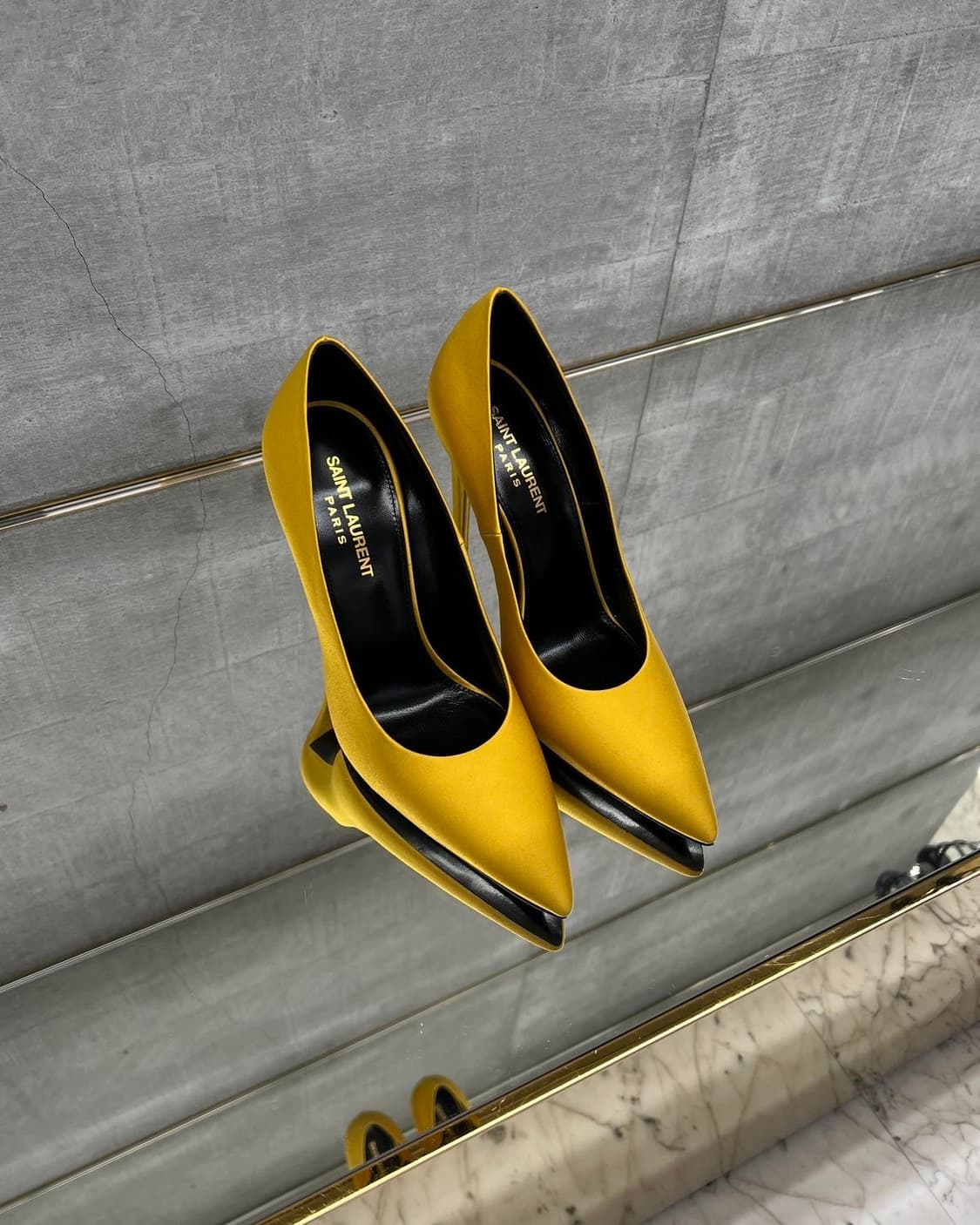 Saint Laurent yellow leather pumps 상품이미지2
