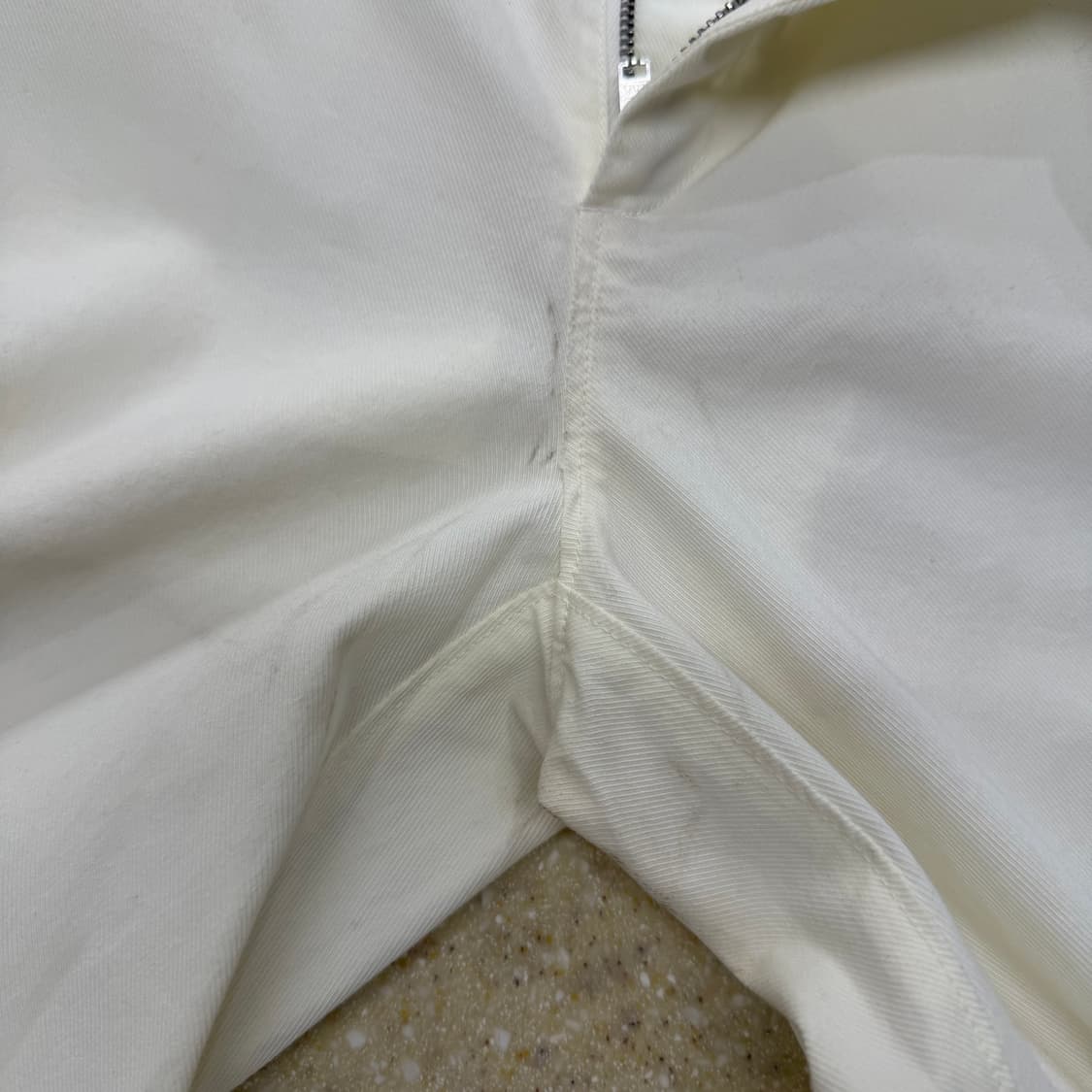 C.P. 컴퍼니 코튼 블렌드 슬랙스 팬츠 버튼 클로징 포켓 디테일 화이트 상품이미지9