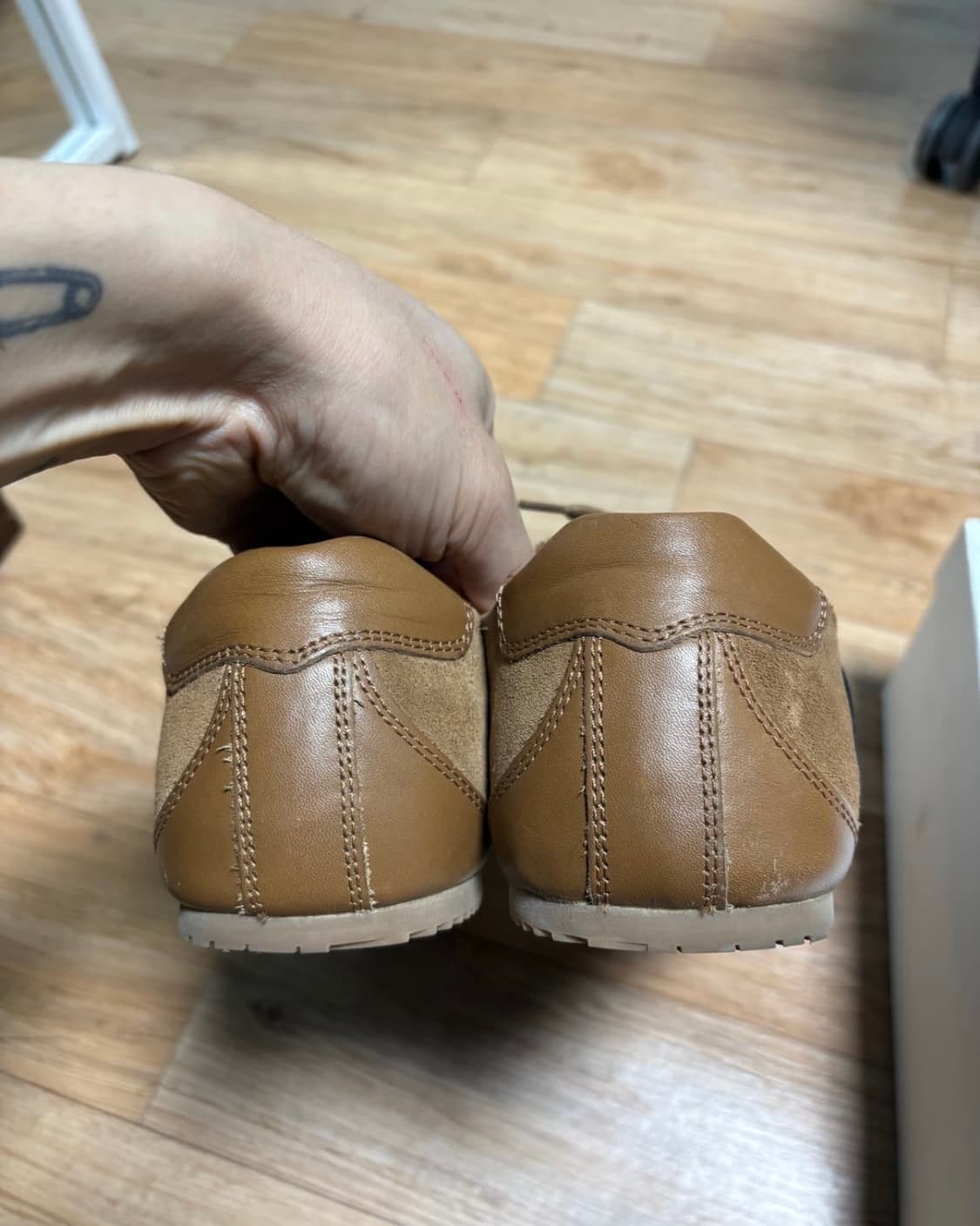 코스 미니멀 스니커즈 모카 42사이즈 상품이미지5