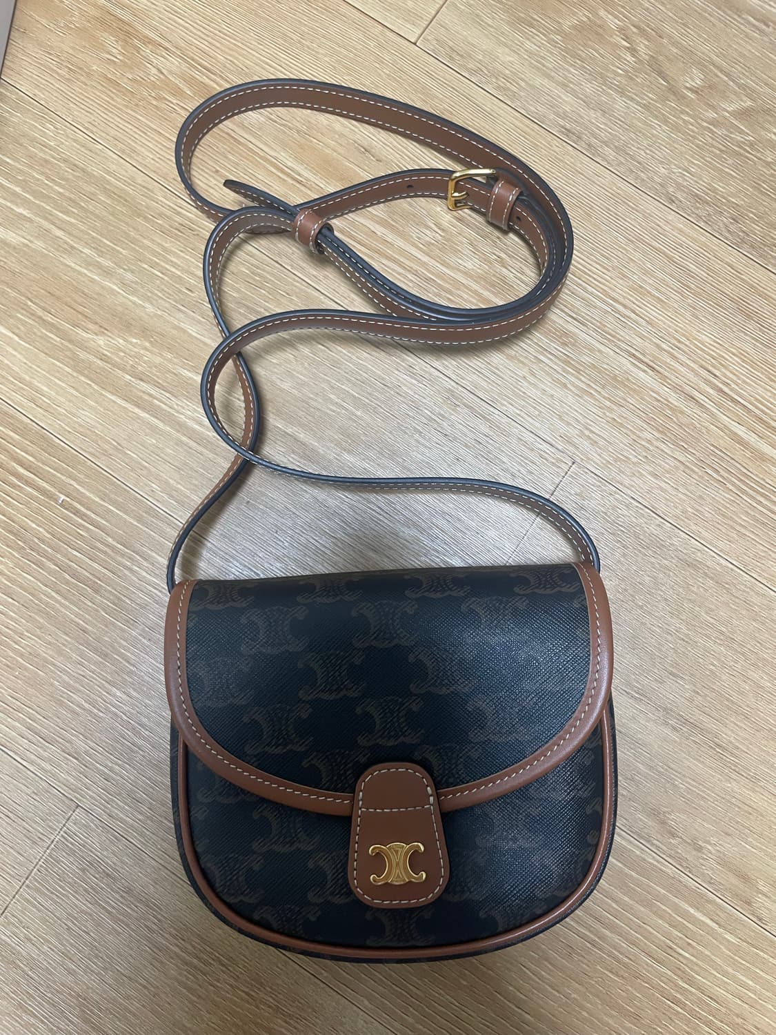 셀린느 트리옹프 캔버스 & 카프스킨 미니 베사체 탄 상품이미지5