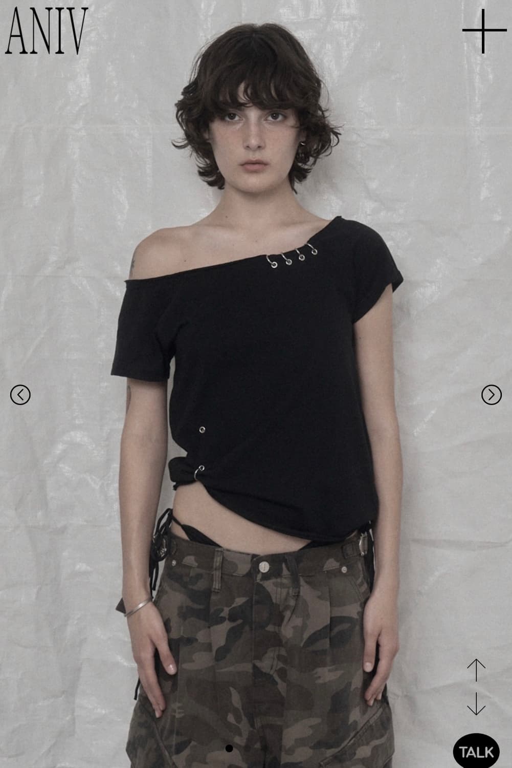 어니브 UNBALANCE PIERCING EYELET 티셔츠 상품이미지1