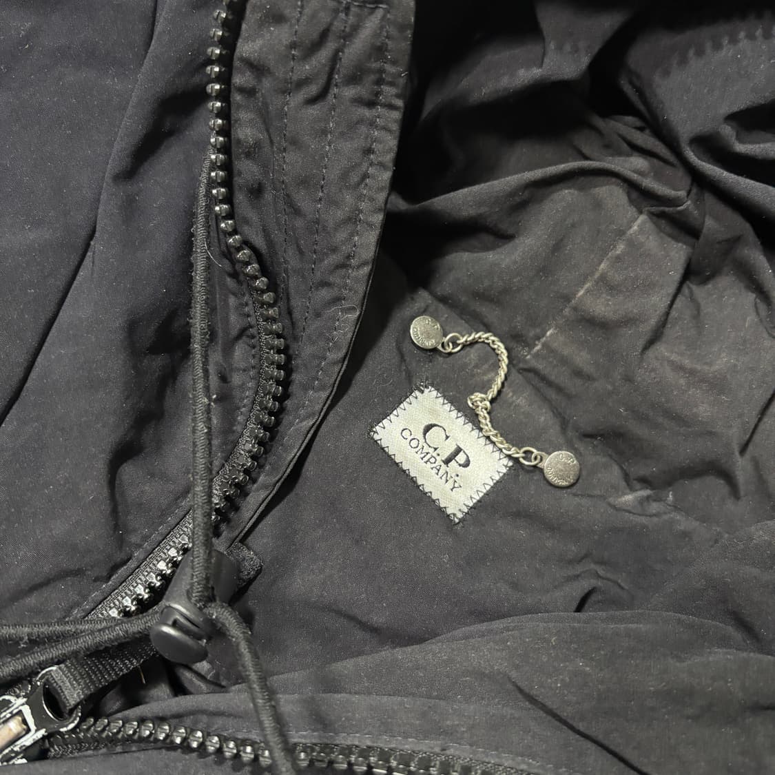 CP 컴퍼니 렌즈 다운 패딩 블랙 (105) 상품이미지6