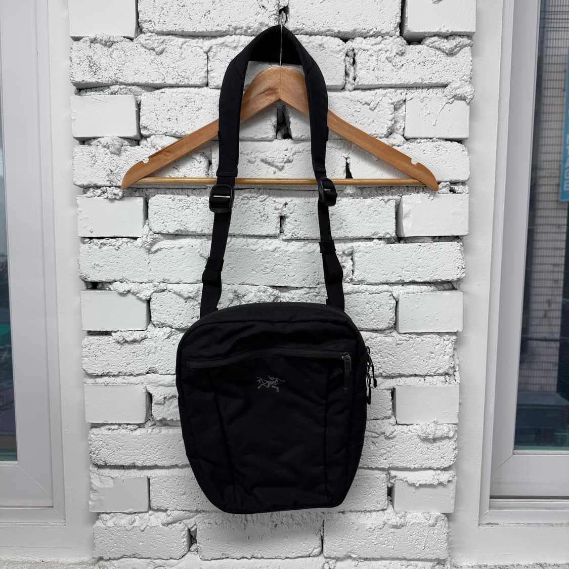 아크테릭스 크로스백 상품이미지3