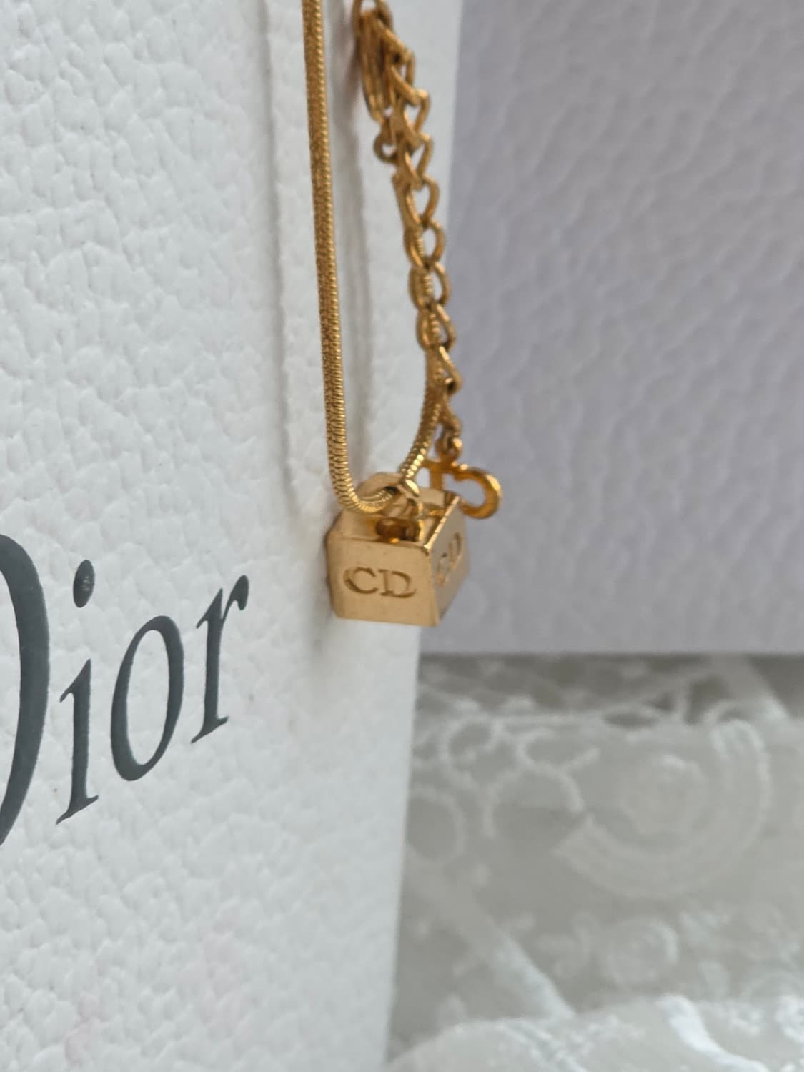 디올 금장 CD 로고 큐브 목걸이 상품이미지3