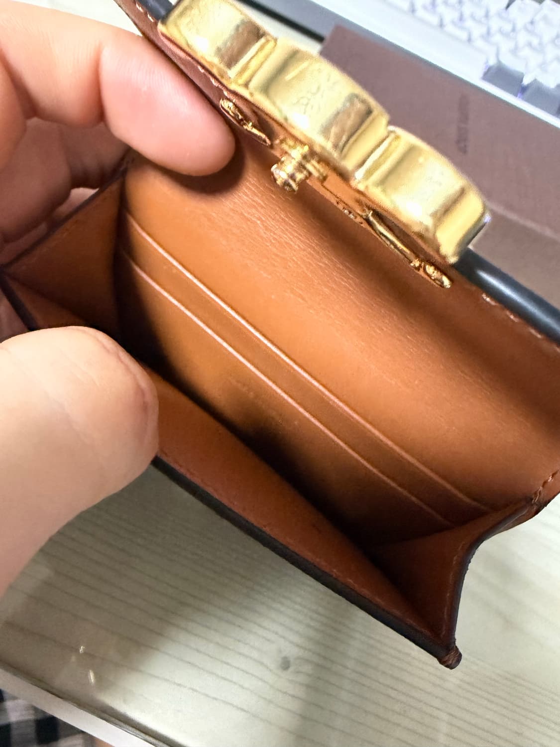 셀린느 트리옹프 캔버스 플랩 카드 홀더 탄 상품이미지3