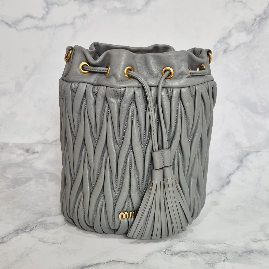 미우미우 마테라쎄 나파 레더 버킷백 5BE014 상품이미지2