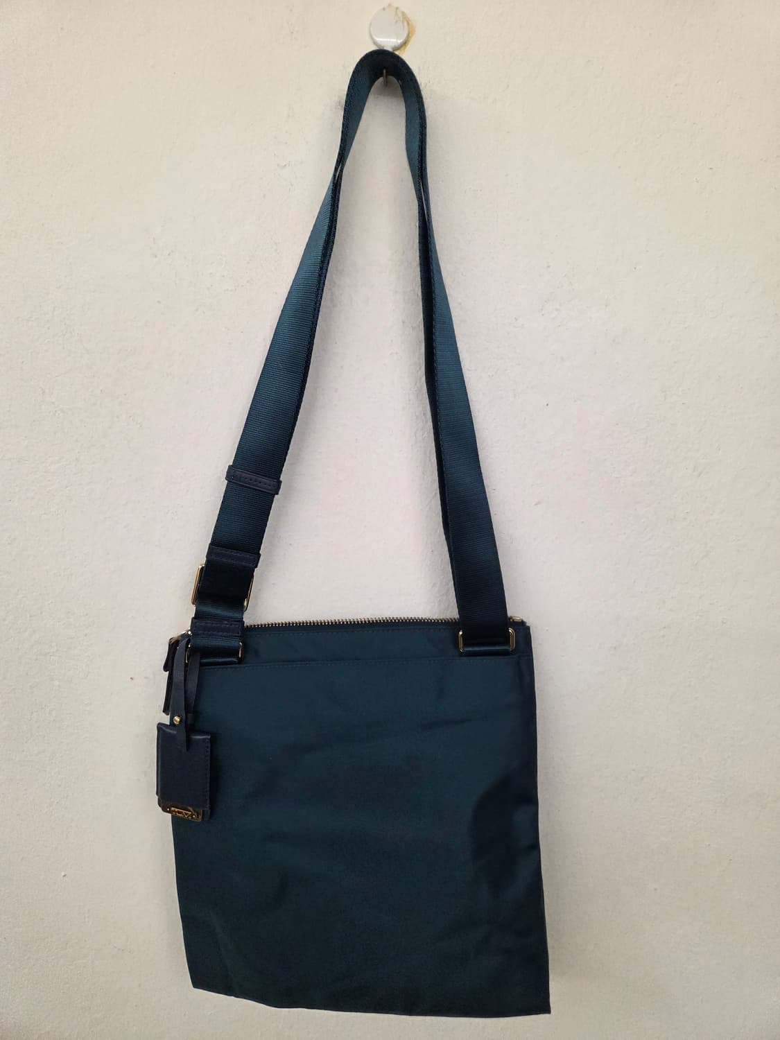 투미 짙은 녹색 크로스백 상품이미지5