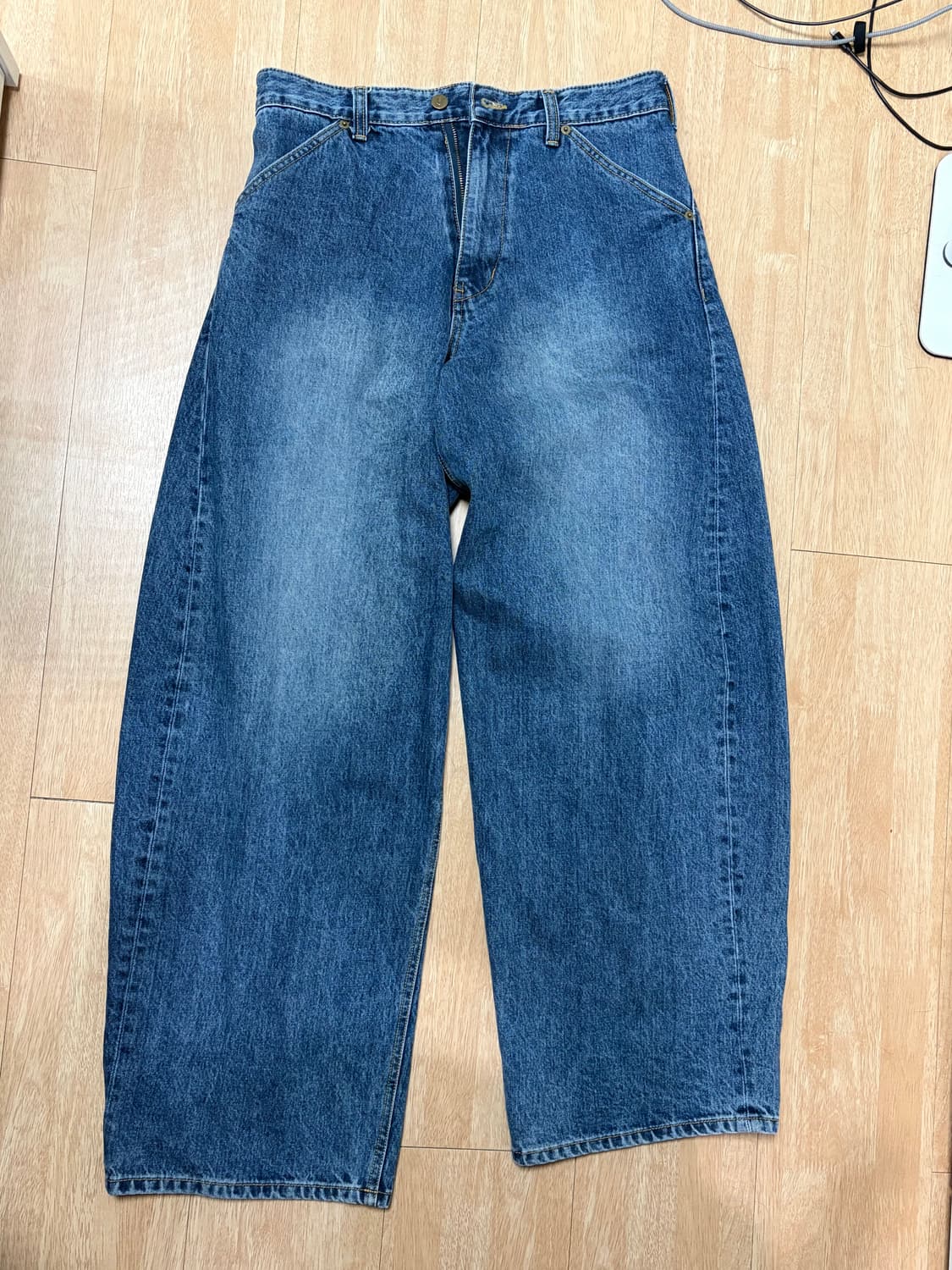 해칭룸 와이드 커브진 워시드 블루 상품이미지1