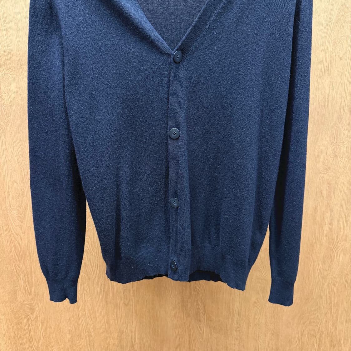 알렉산더 왕 브이넥 니트 가디건 레드 배색 넥라인 디테일 레귤러핏 네이비 상품이미지5