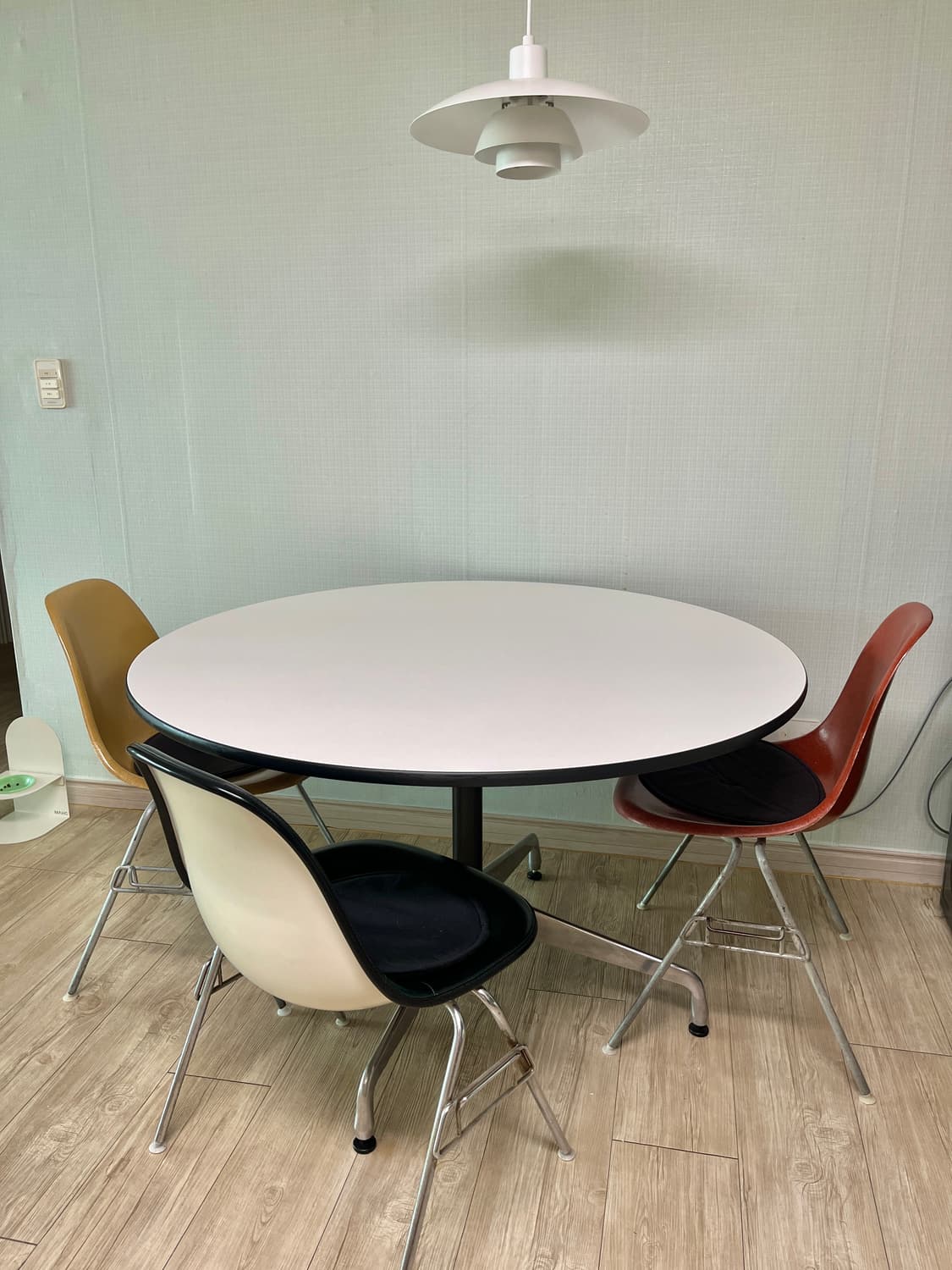 허먼밀러의 Eames 컨퍼런스 & 다이닝 테이블 121cm 상품이미지1