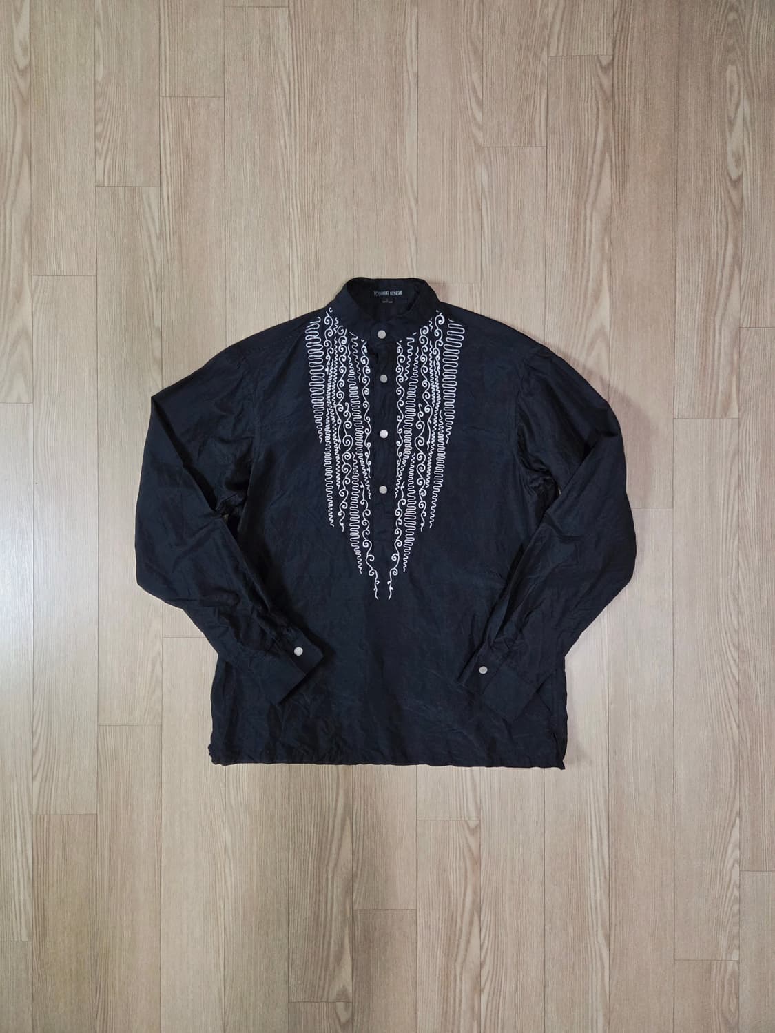 요시유키 코니시 재팬 블랙 실크 헨리넥 셔츠 상품이미지1