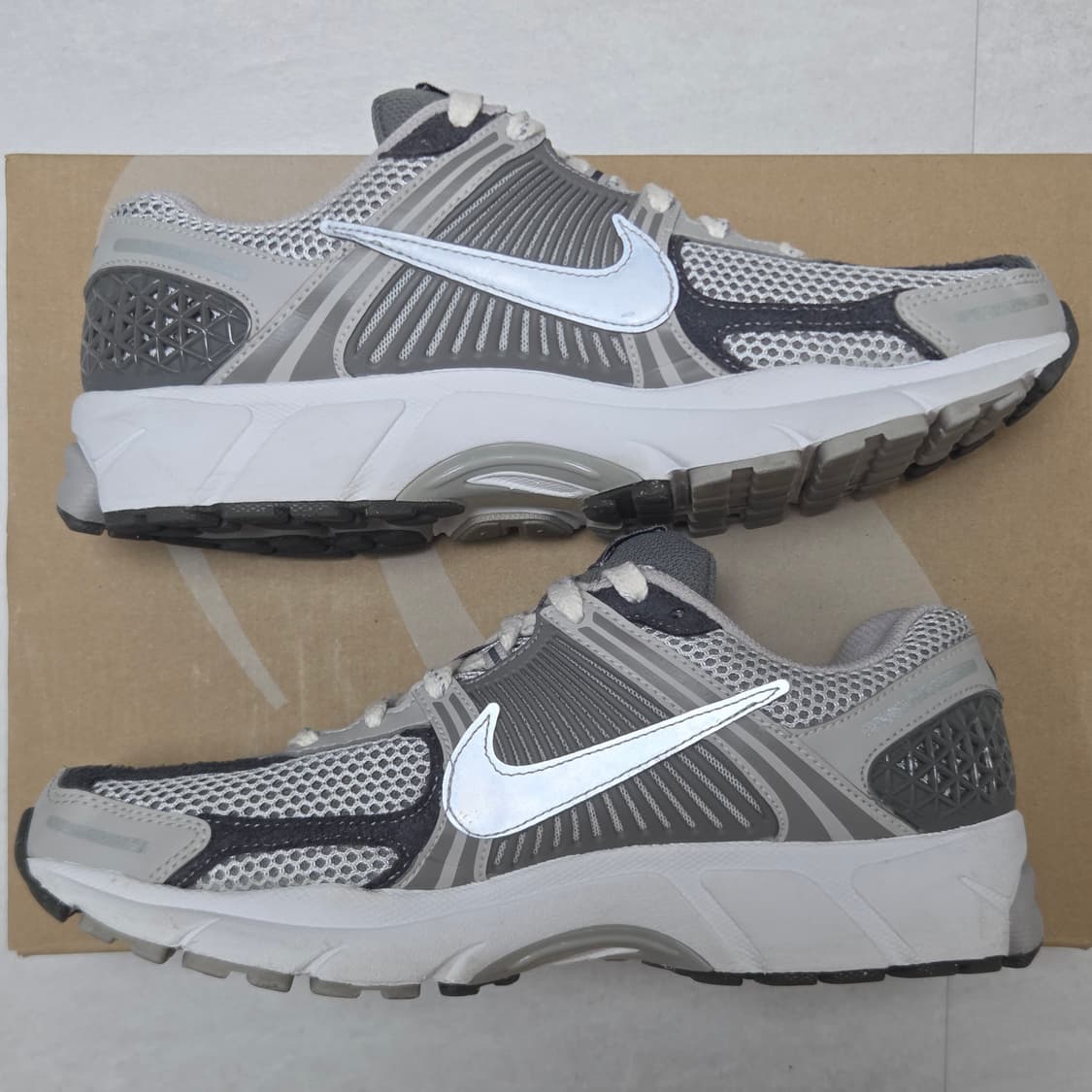 나이키 줌 보메로 5 프리미엄 아이언 오어 FD0791-012 상품이미지3