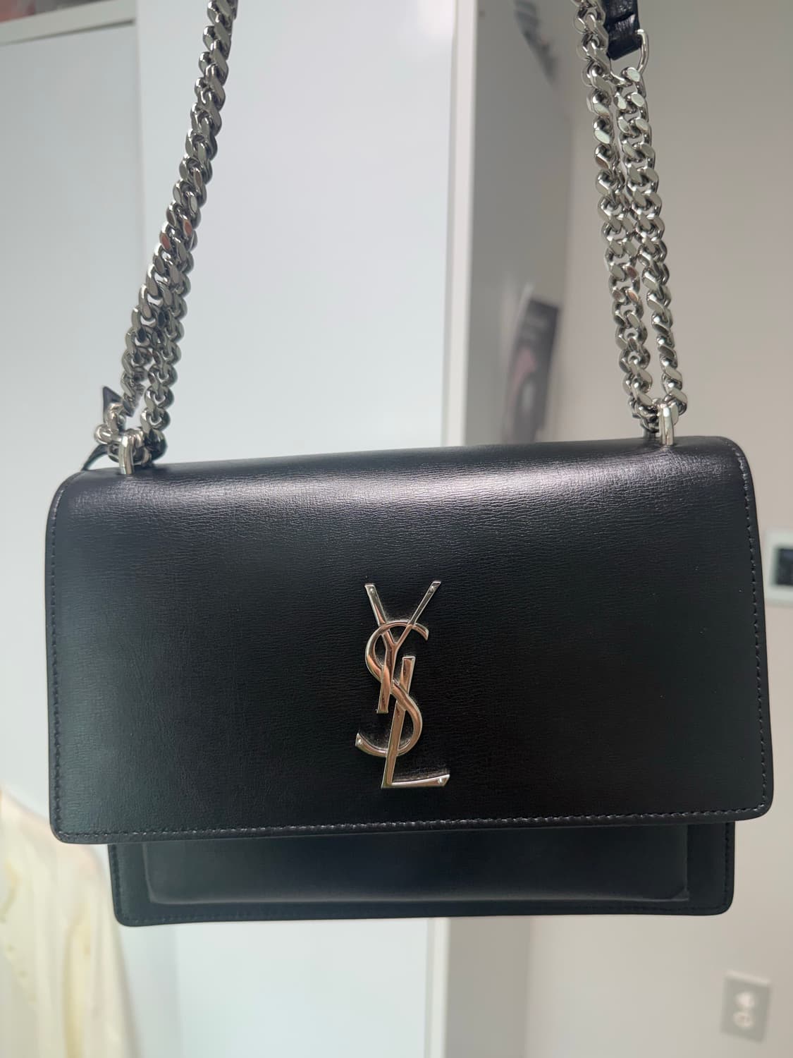 생로랑 스무스 레더 실버 모노그램 선셋 미디움백 블랙 상품이미지10