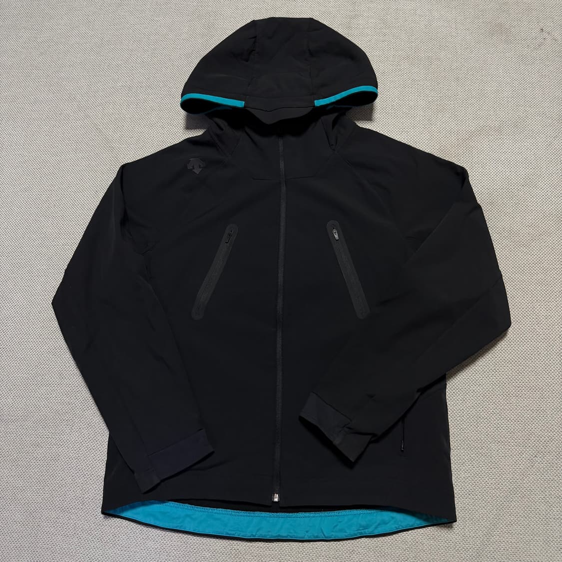 데상트 사이드로고 소프트쉘 후디 상품이미지1