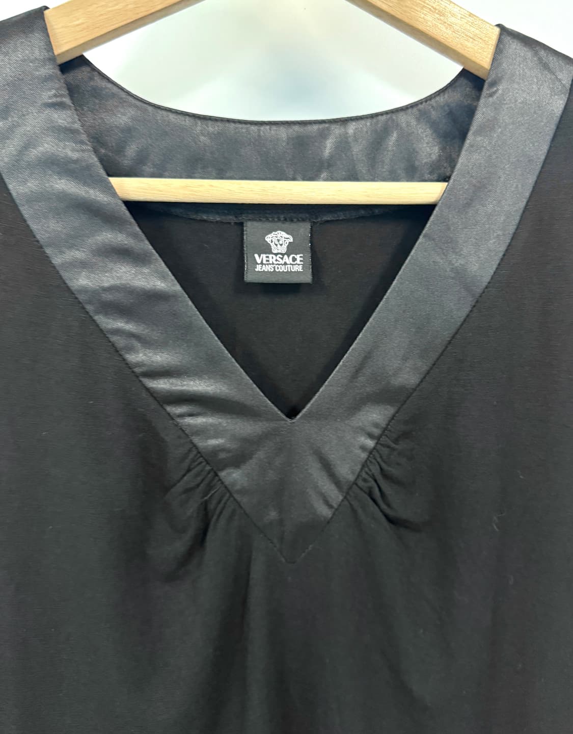 VERSACE JEANS COUTURE 베르사체 메두사 블랙 브이넥 티셔 상품이미지3