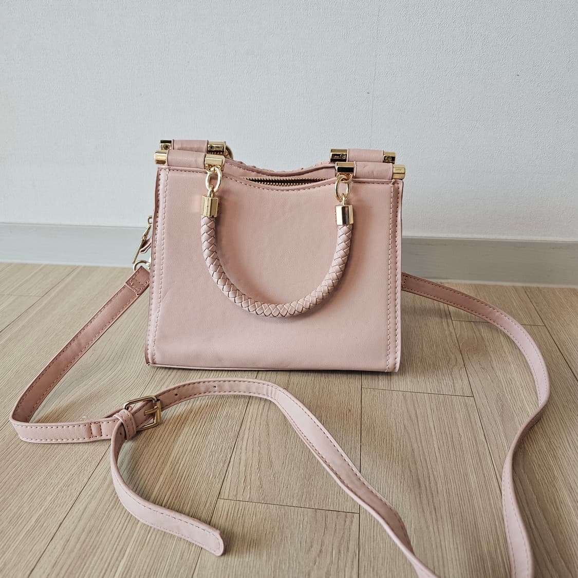 새제품) Bebe 베베 에리카 숄더백 크록스백 핸드백 가방 더스티 핑크 상품이미지4