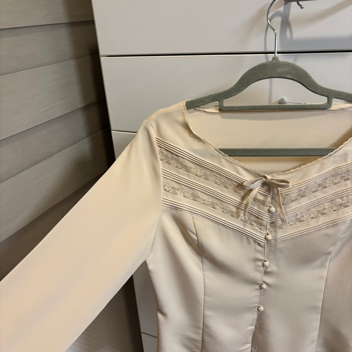 ketty 베이지 실크st 레이스 장식 블라우스 상품이미지10