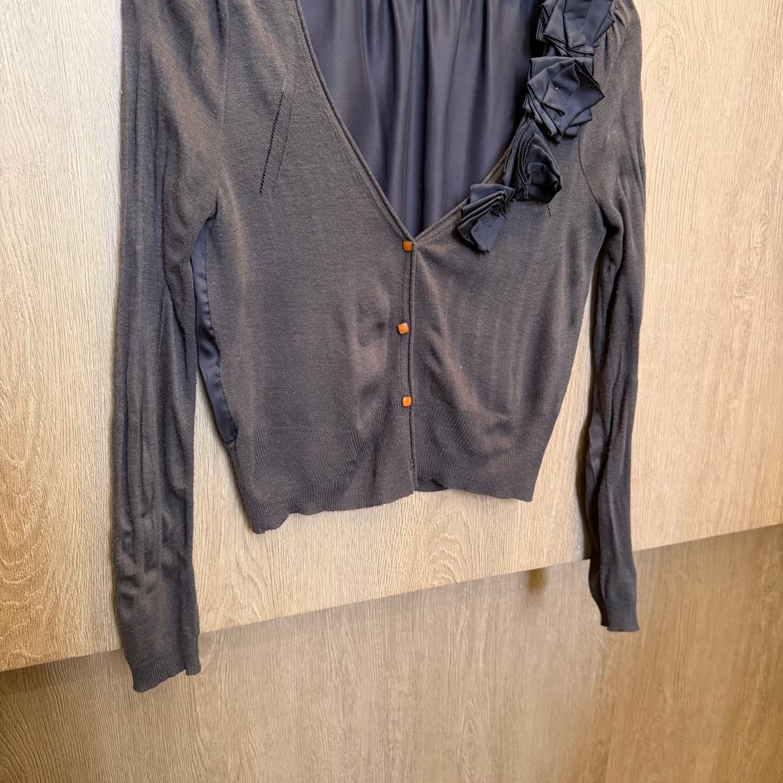 빈티지 브이넥 니트 가디건 로즈 코사지 장식 디테일 브라운 상품이미지4