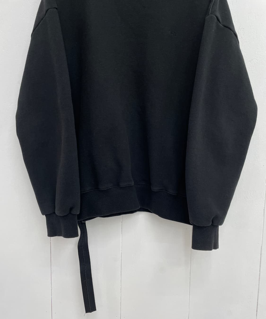 실렌시온 언발 스트랩 오버핏 맨투맨 블랙 상품이미지8