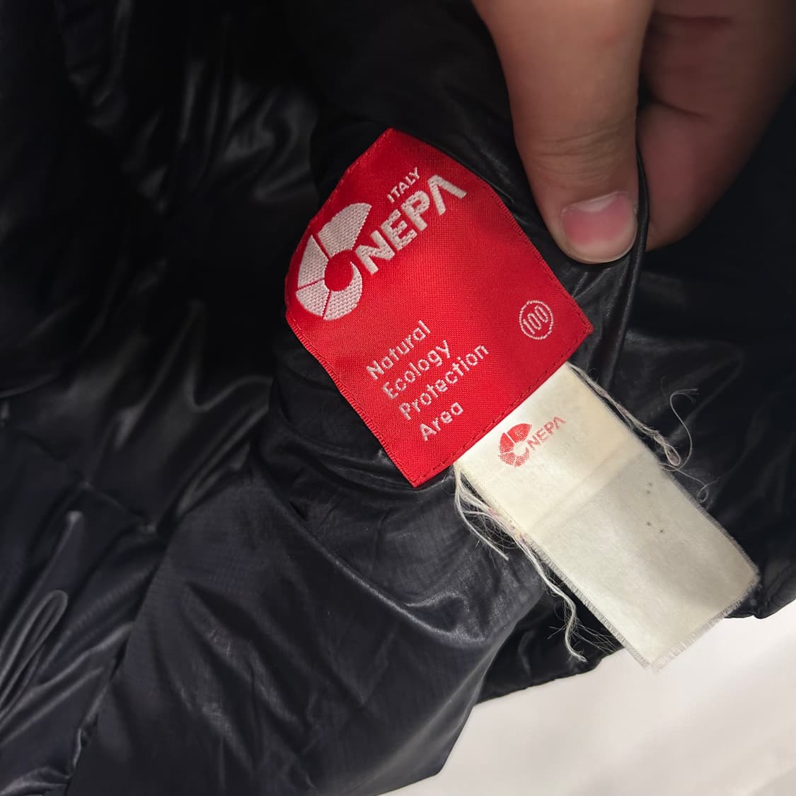 네파 덕다운 자수로고 사선 조끼패딩 상품이미지3