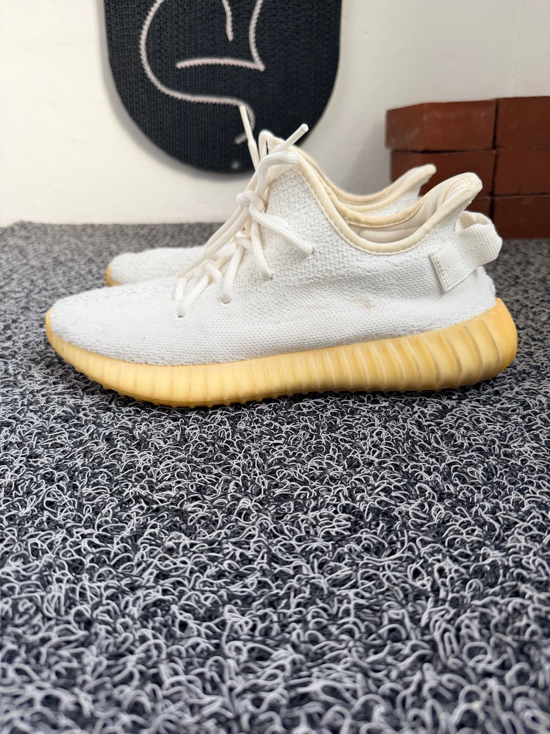 아디다스 이지 부스트 350 V2 '크림 화이트' 상품이미지1