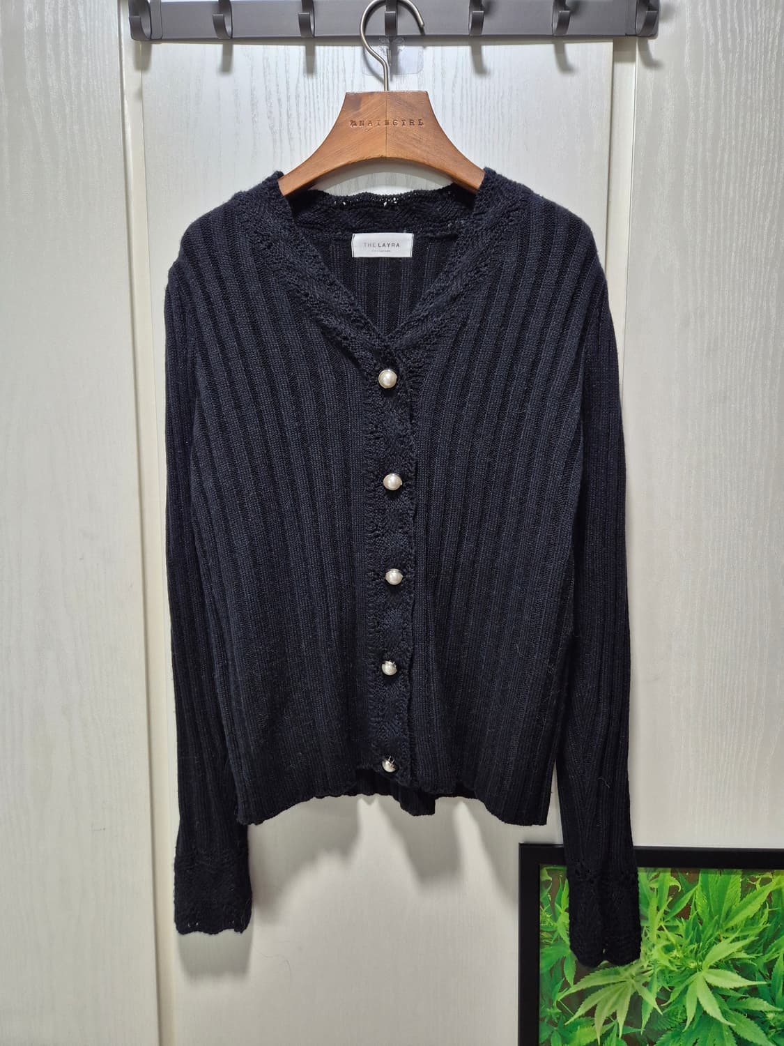 THE LAYRA 진주 버튼 가디건 블랙 상품이미지1