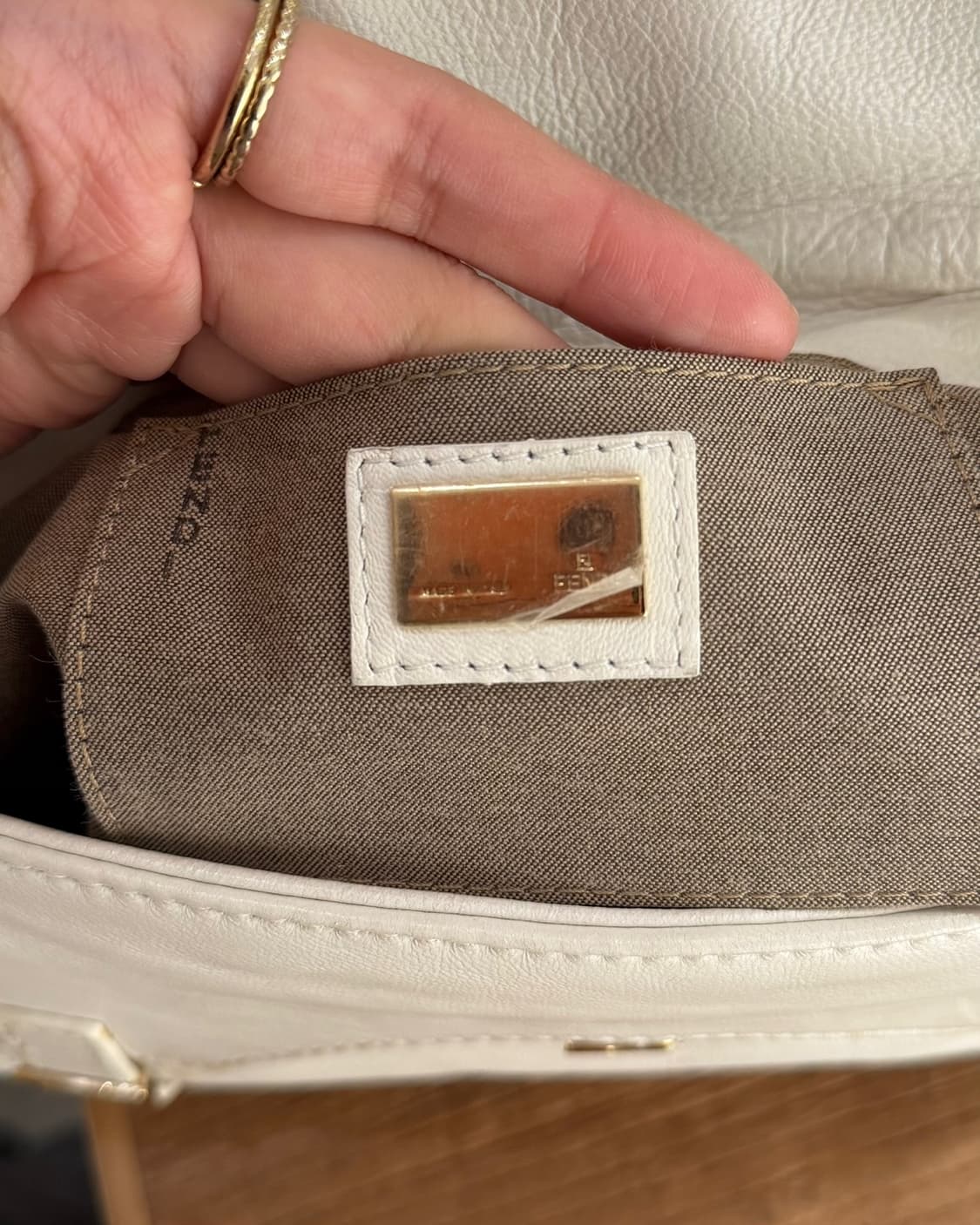 펜디 화이트 레더 바게트 숄더백 상품이미지8