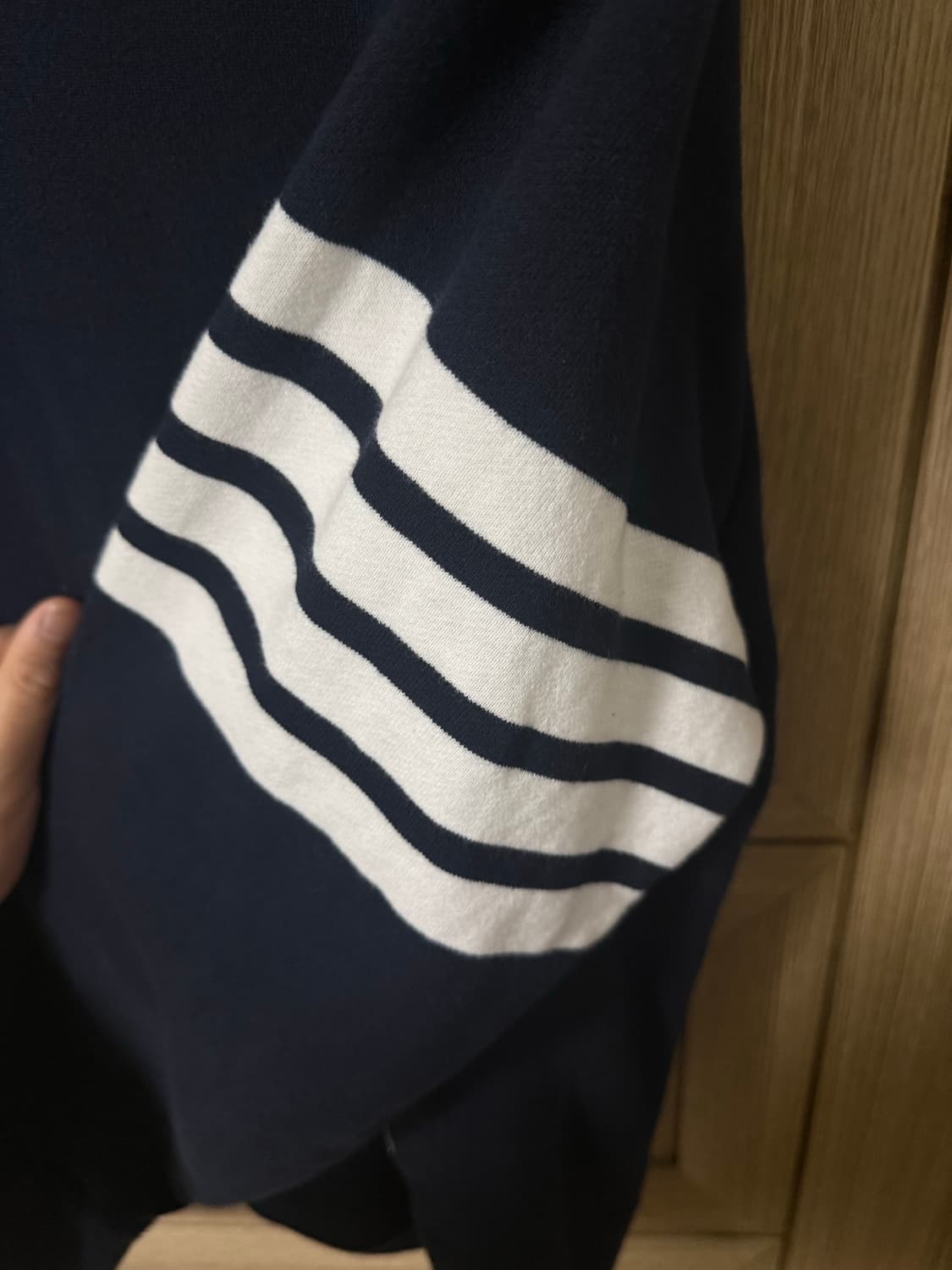 톰브라운 사선완장 맨투맨 네이비 6사이즈 신형 상품이미지4