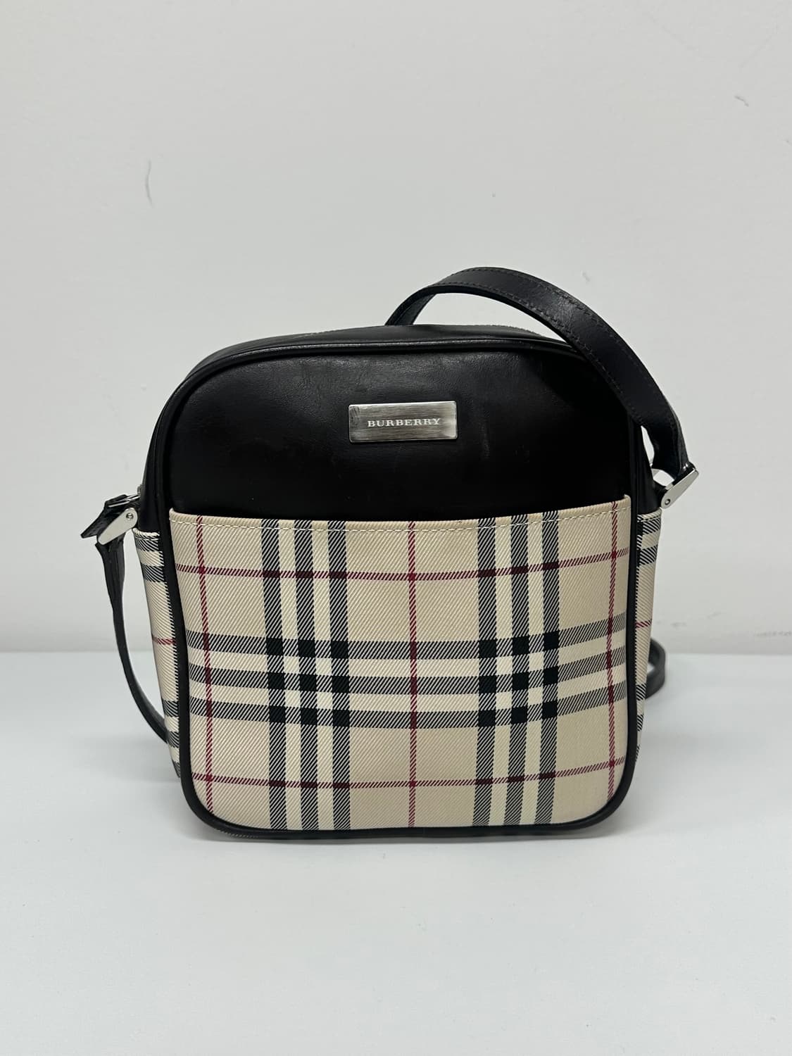 버버리 체크 메탈 로고 카메라백 크로스백 상품이미지1