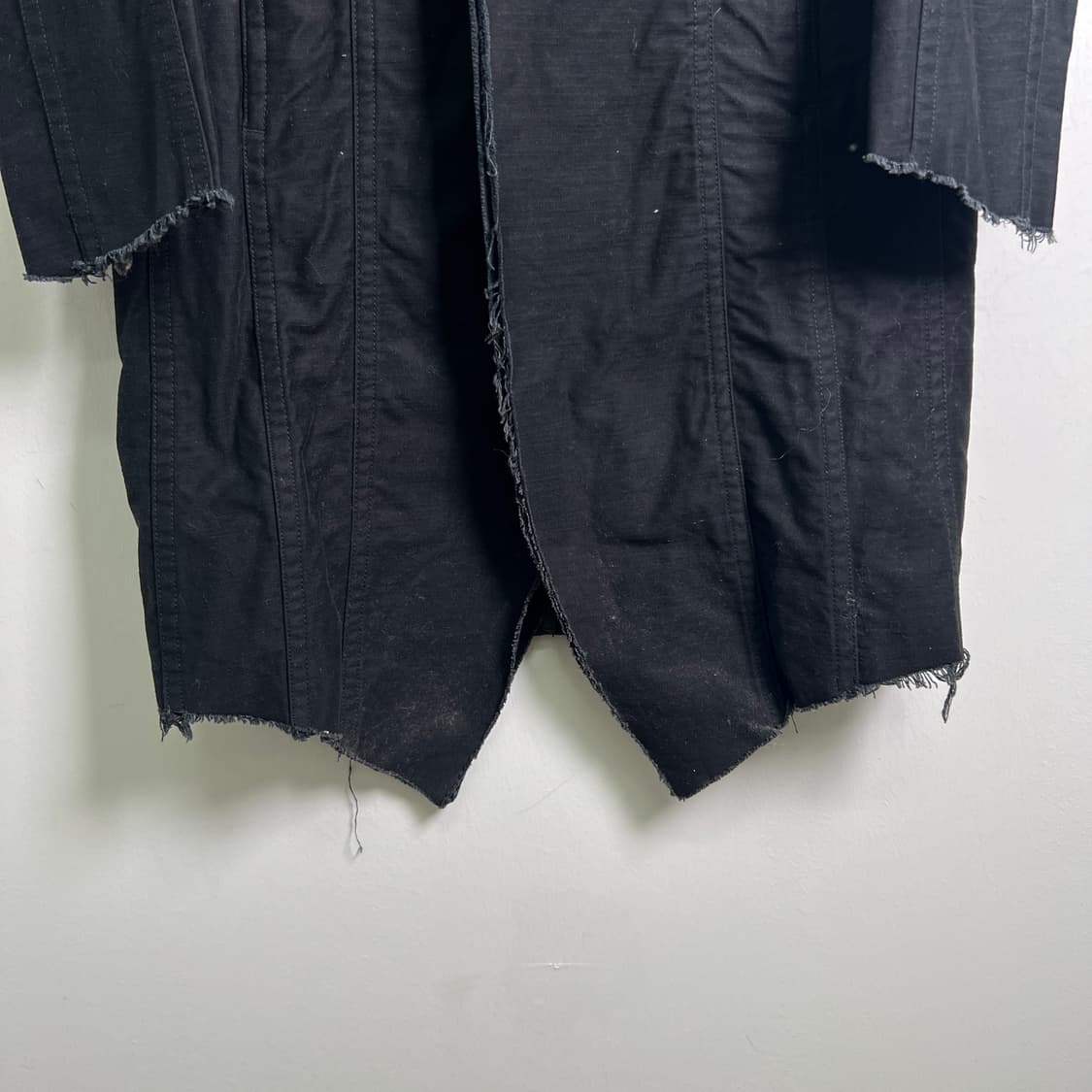 DIRAIN 블랙 컷오프 테일러드 데미지 롱 코트  상품이미지5