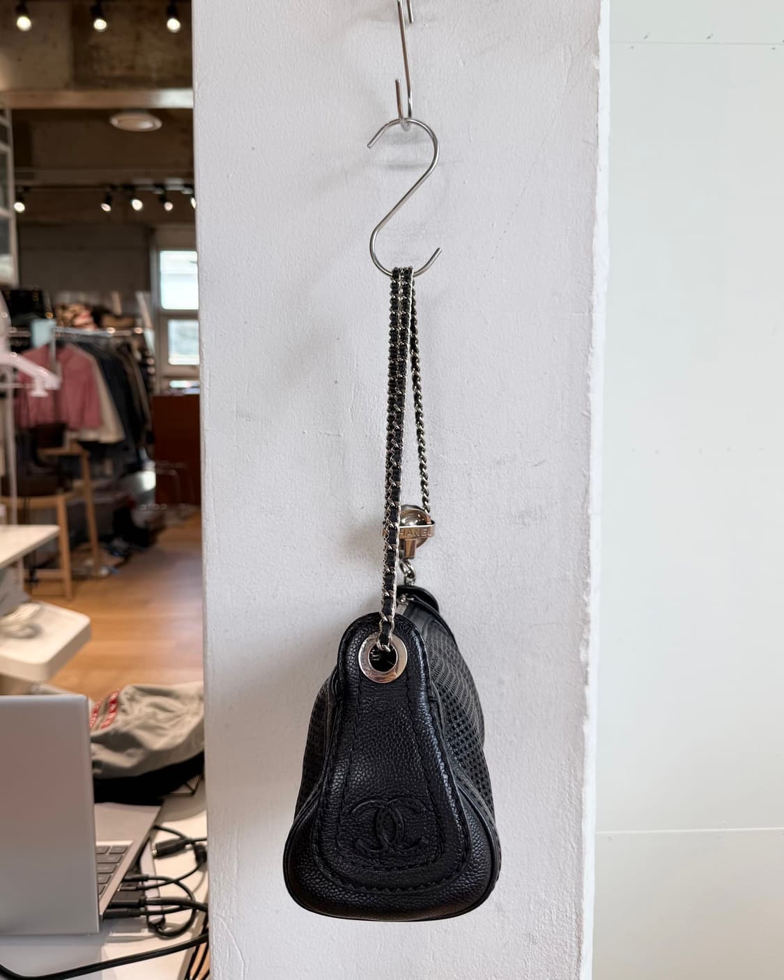 샤넬 블랙 05 퍼포레이티드 캐비어 스킨 퓰리 숄더백 상품이미지4