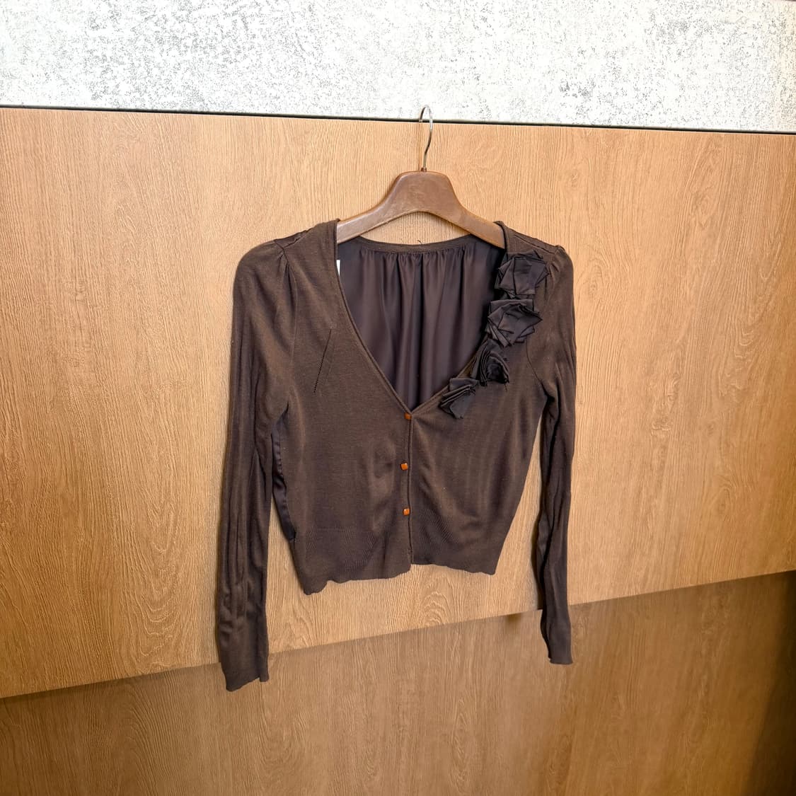 빈티지 브이넥 니트 가디건 로즈 코사지 장식 디테일 브라운 상품이미지1