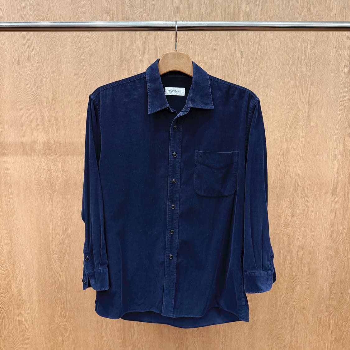 입생로랑 셔츠 롤업 슬리브 클래식 버튼업 로고 자수 디테일 네이비 상품이미지2