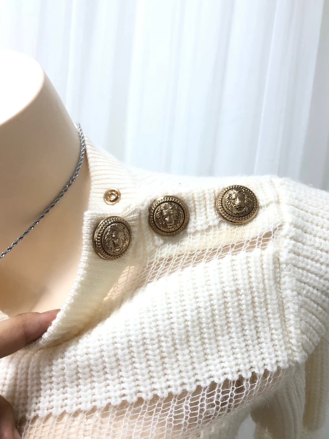 beige sheer gold button knit 상품이미지4