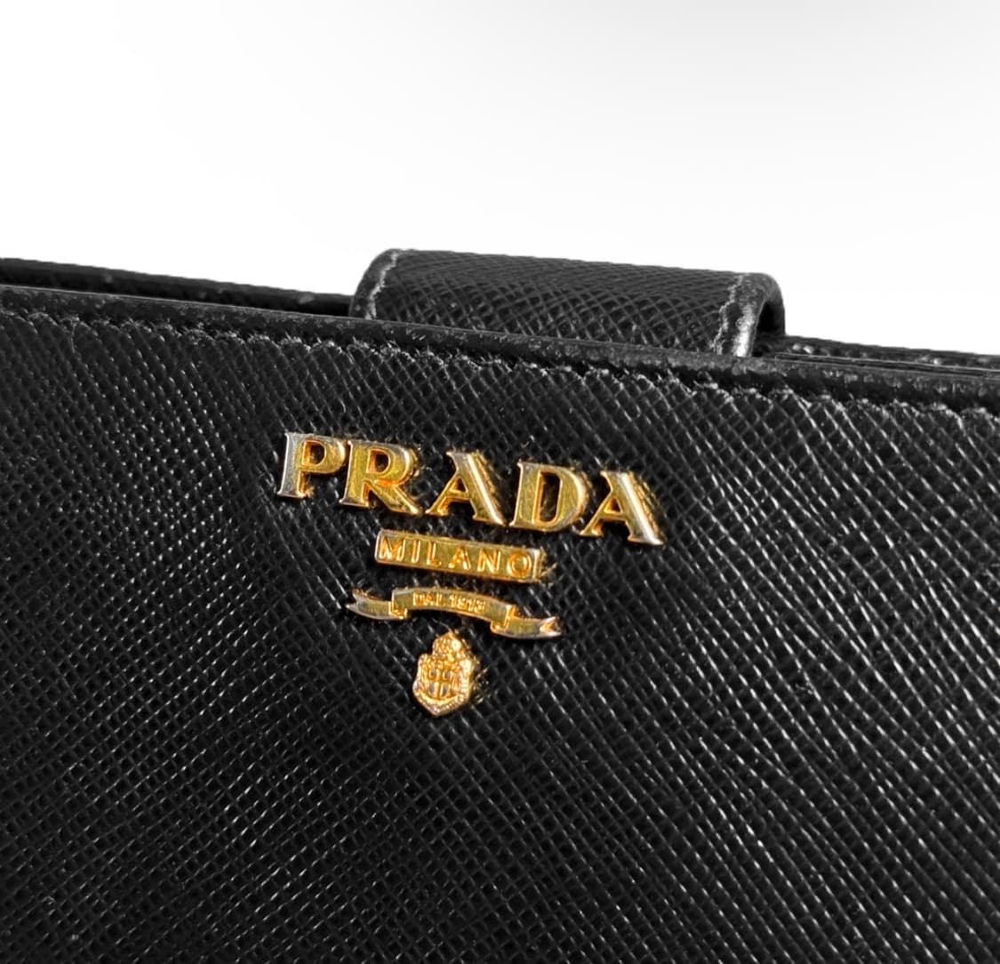 프라다 레터링 메탈 로고 컴팩트 사피아노 중지갑 블랙 금장 1ML225 상품이미지5