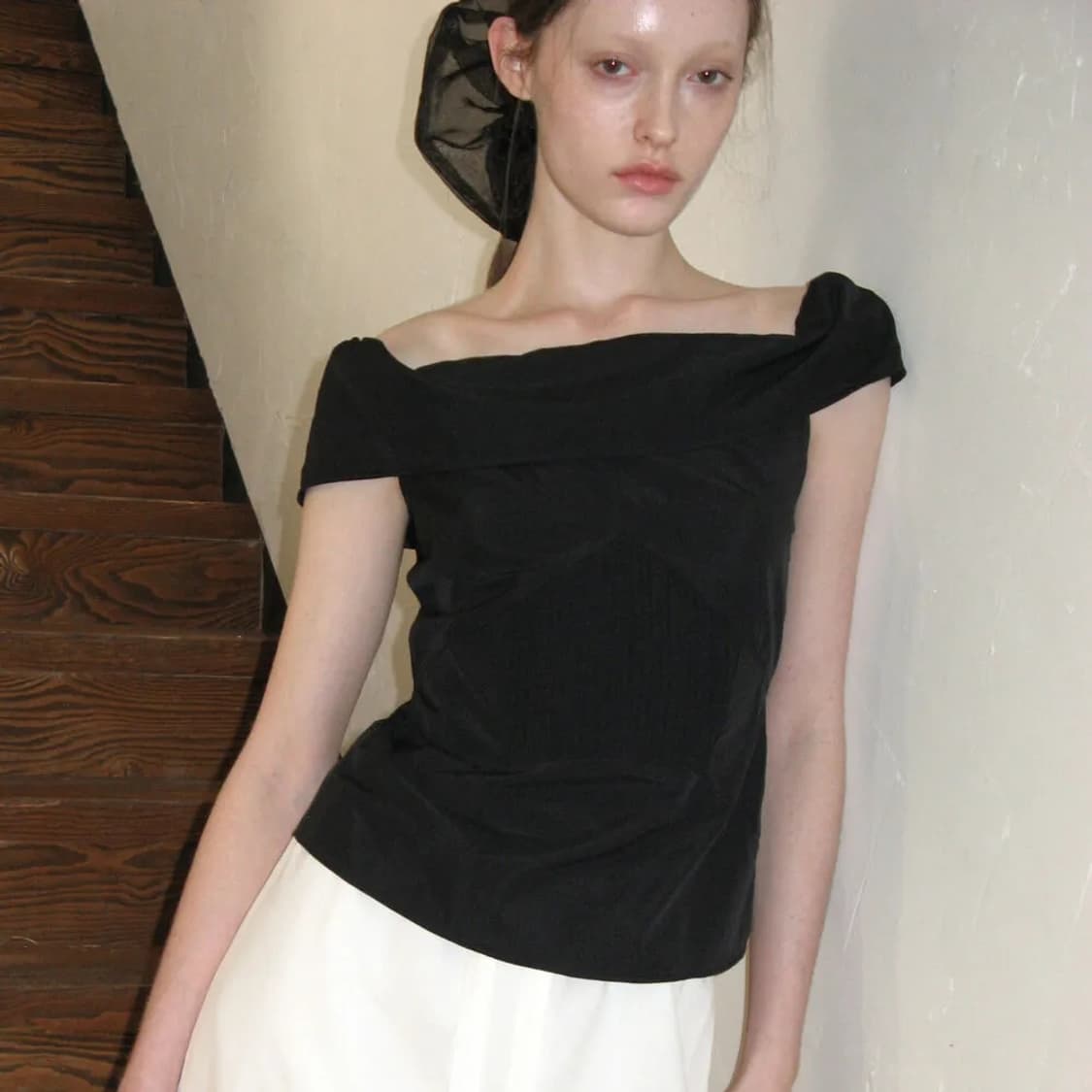 sinoon 시눈 오프숄더 핀턱 블라우스 블랙 상품이미지1