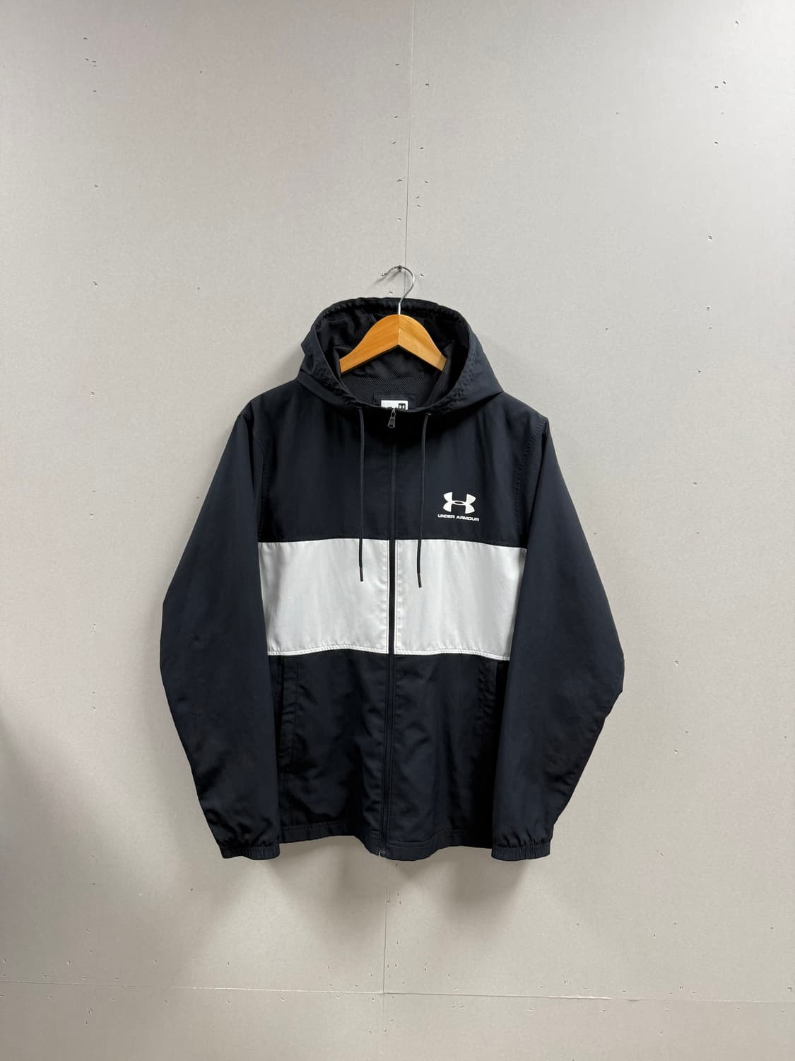 남성 L / 언더아머 바람막이 블랙/화이트 상품이미지1