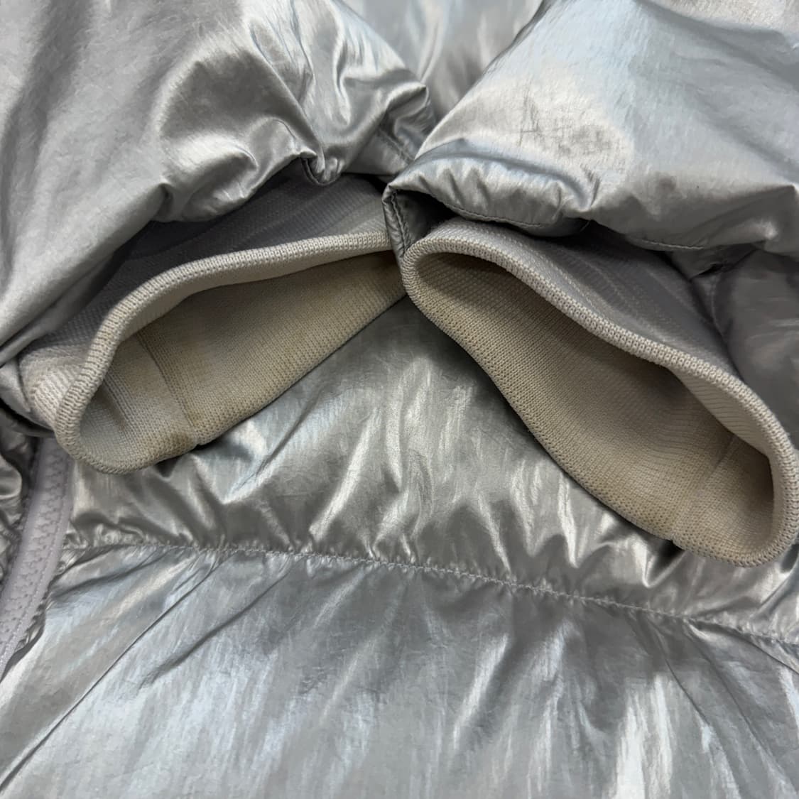 아디다스 메탈 실버 파이어버드 푸퍼 덕다운 숏 패딩 상품이미지6