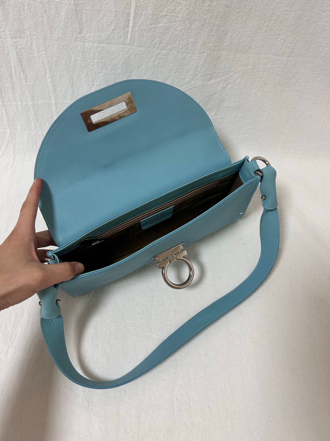 페라가모 숄더백 라이트 블루 상품이미지4