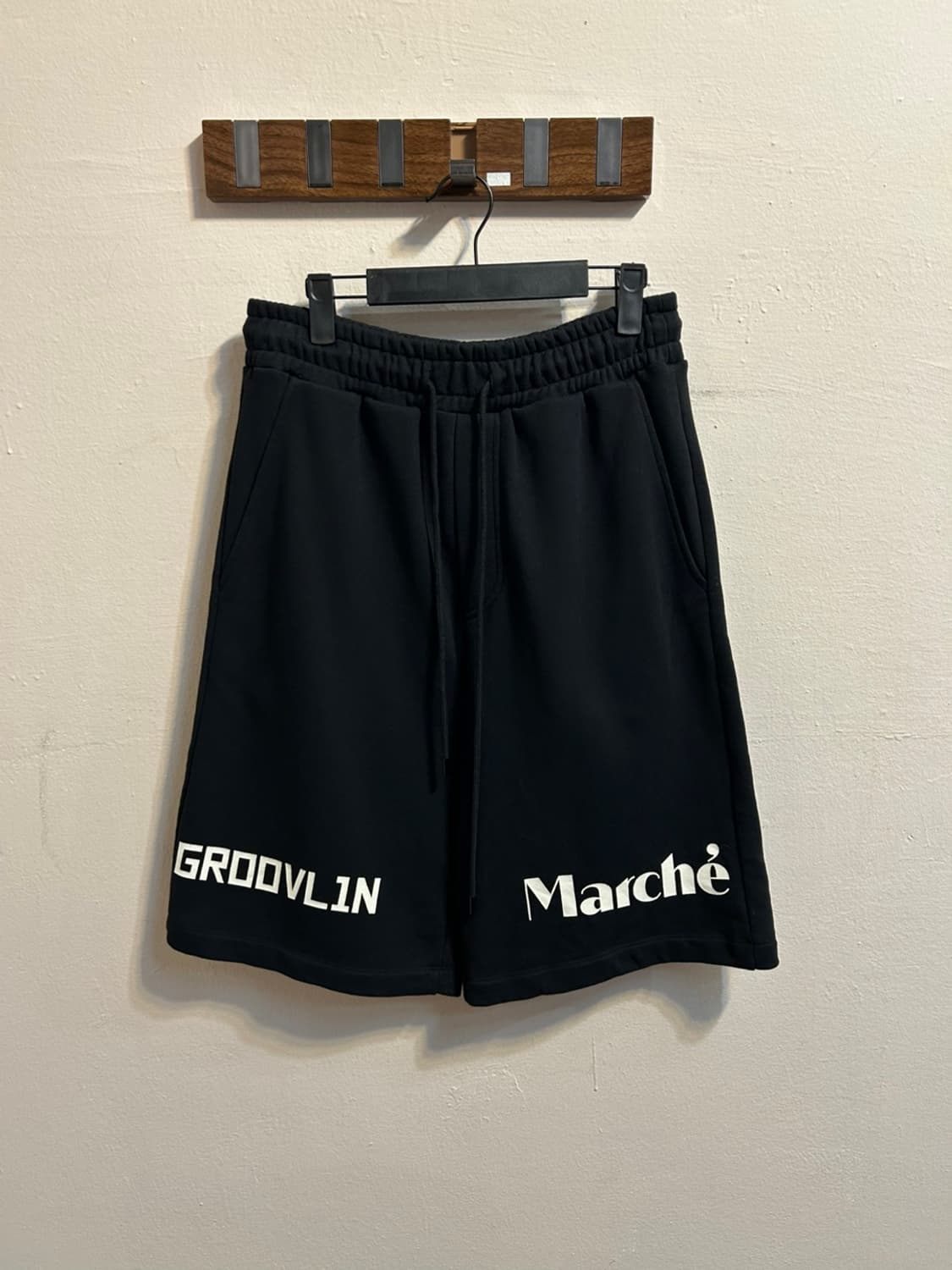 럭키마르쉐 x GROOVL1N 그래픽 프린트 블랙 쇼츠 상품이미지1