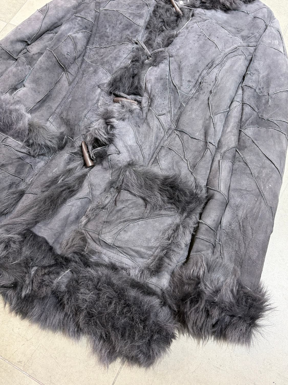 Zoee 갸루 차콜 퍼 무스탕 떡볶이 코트 상품이미지4