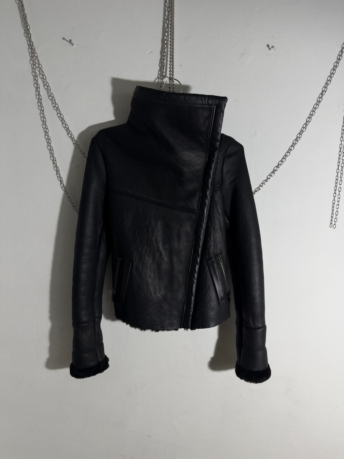 asymmetric 하이넥 드레이프 레더 무스탕 상품이미지2