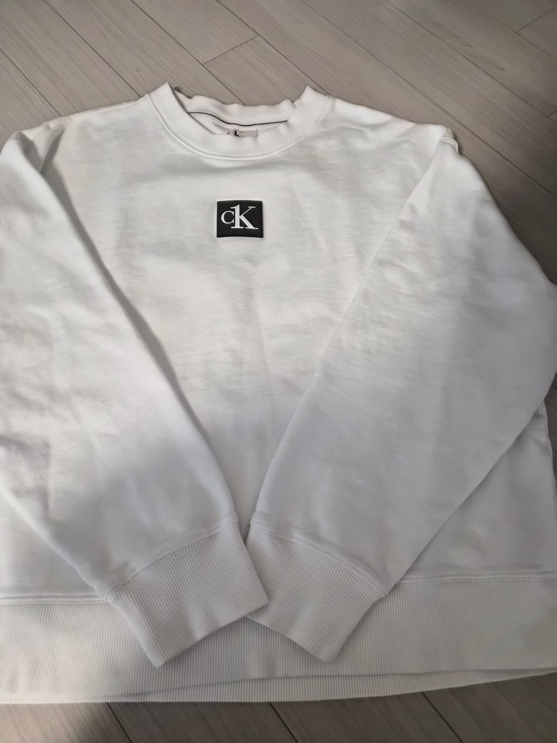 캘빈클라인의 백프린팅 포인트 화이트 맨투맨 티셔츠 상품이미지1