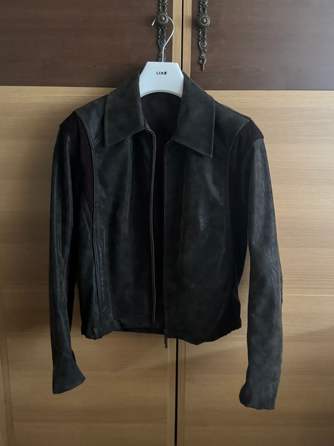 쿠어(COOR) 믹스드 스웨이드 파이핑 점퍼 (블랙브라운) 상품이미지5