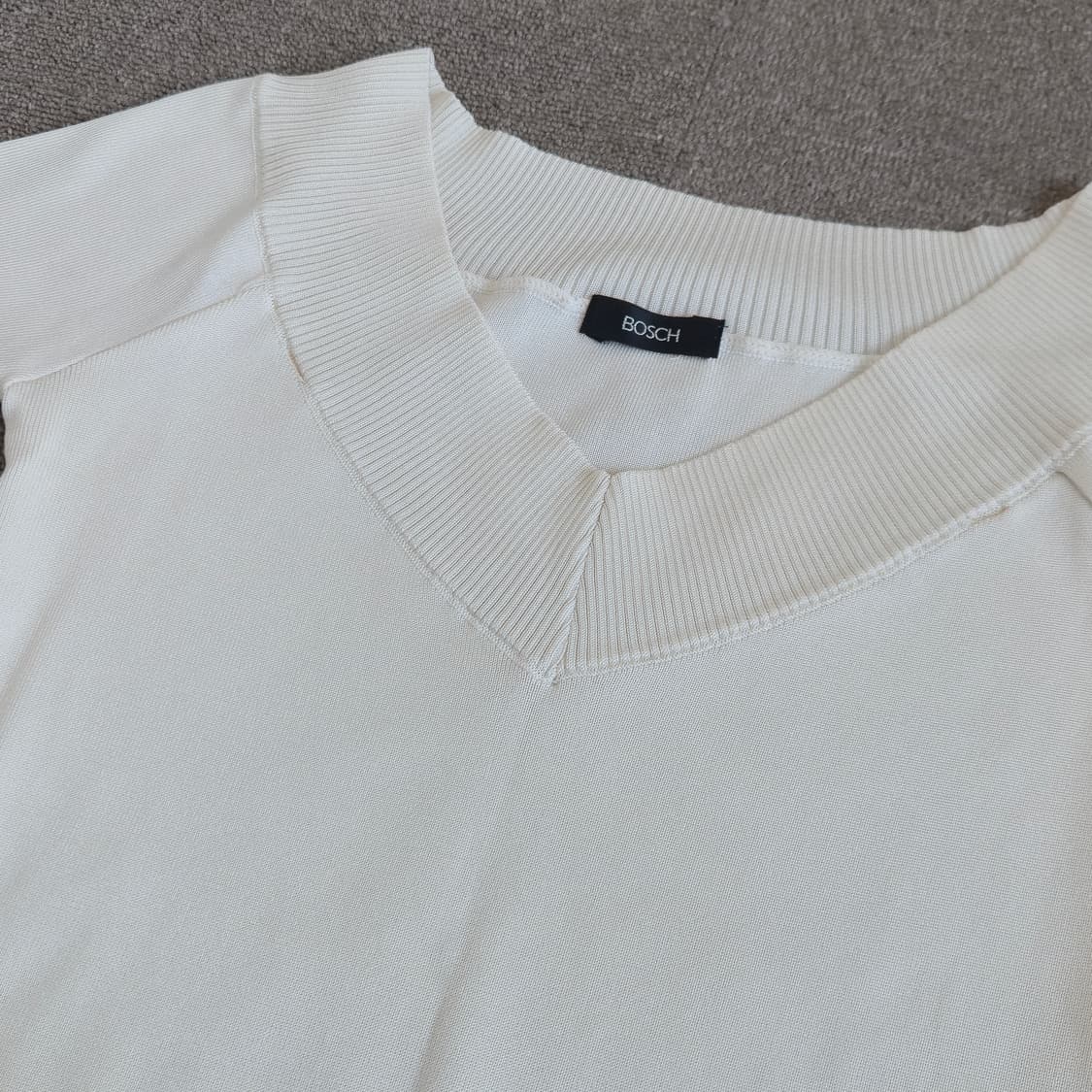 보쉬 페미닌 무드 쇄골 라인 화이트 니트 상품이미지2