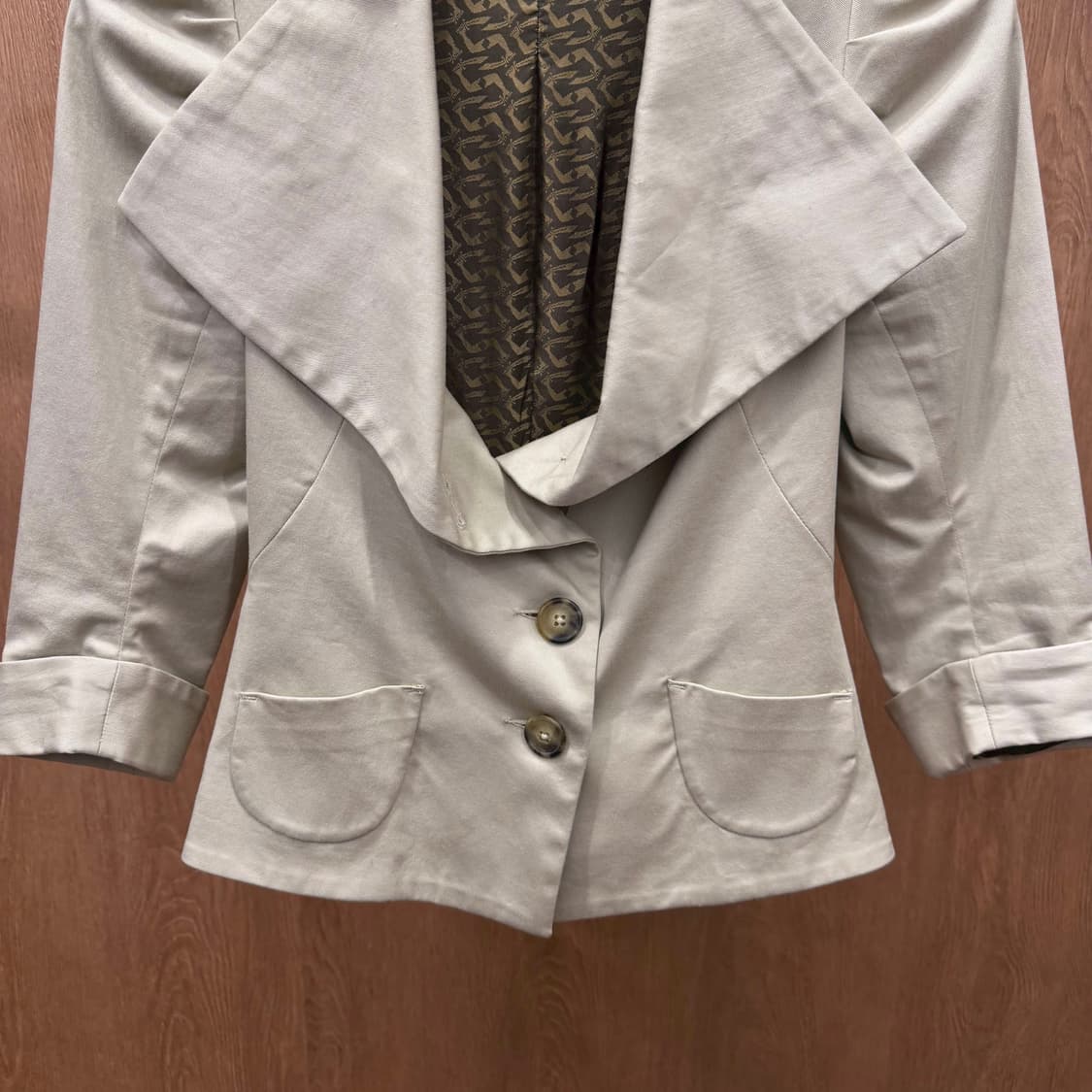 비비안 웨스트우드 자켓 드레이프 숄 카라 숄더 셔링 디테일 슬림핏 베이지 상품이미지5