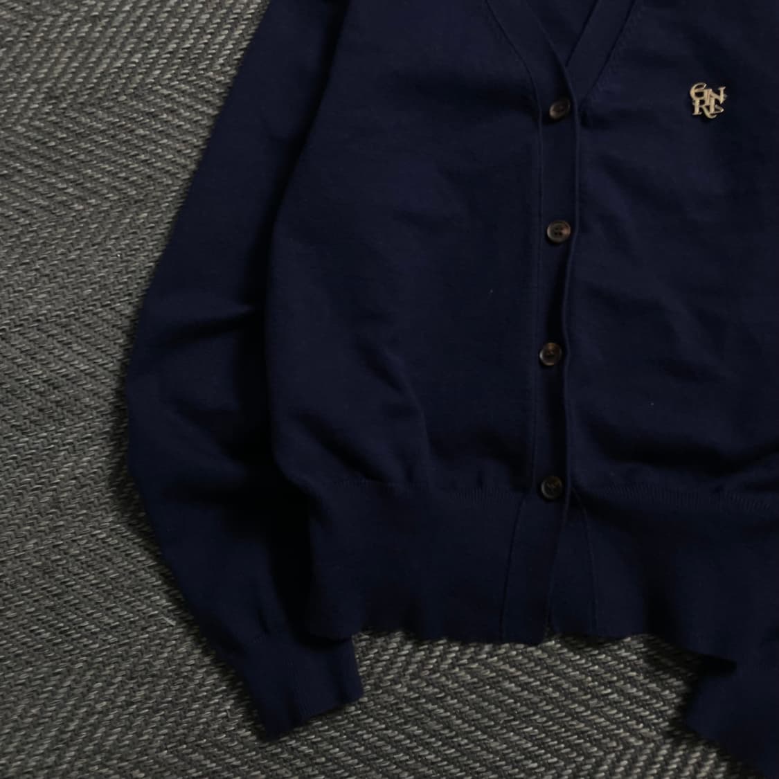 제너럴아이디어 에센셜 로고 뱃지 가디건 네이비o 4743 상품이미지2