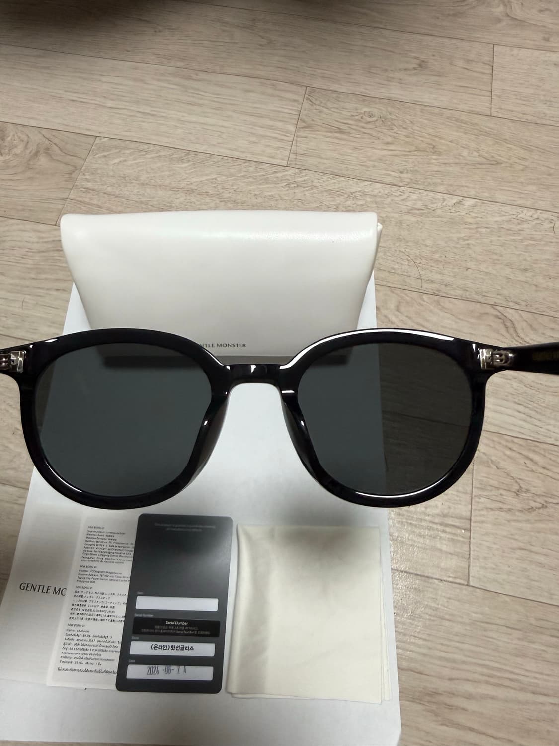 젠틀몬스터 뉴본(01)팝니다. 상품이미지4